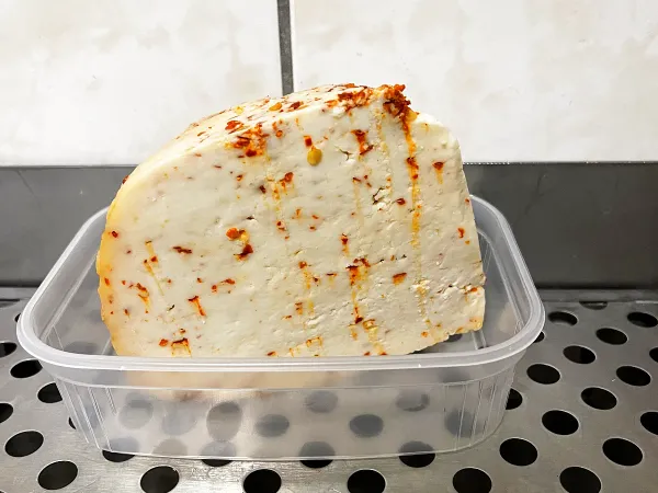 Chilis kecskesajt félkemény kecskesajt