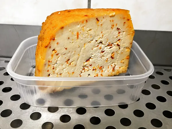 Füstölt chilis kecskesajt félkemény kecskesajt