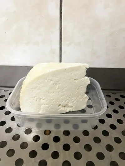 Félkemény friss sajt