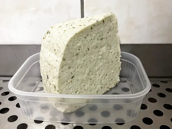 Zöldfűszeres kecskesajt félkemény kecskesajt