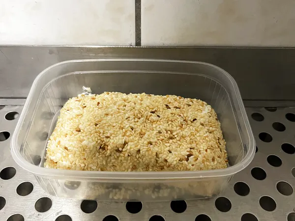 Pirított szezámos kecskesajt lágy kecskesajt