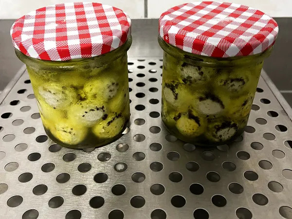 Olajban érlelt lágy kecskesajt-golyó válogatás